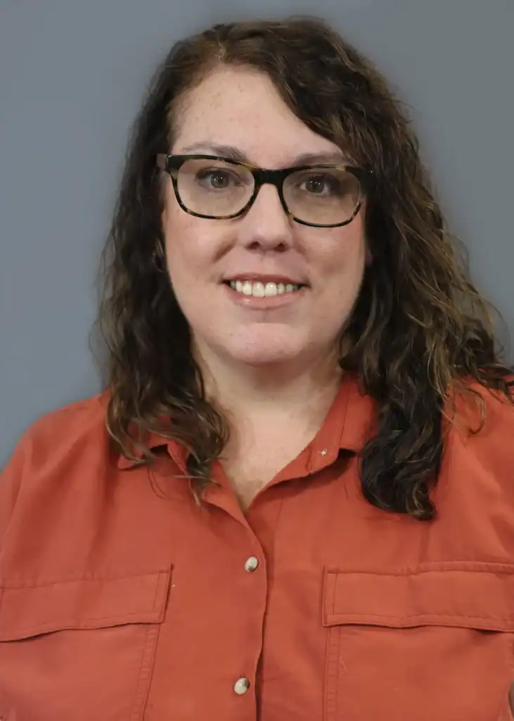 Headshot of Sarah Holmes.